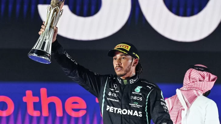 Hamilton gana en Arabia Saudita en una horrible carrera