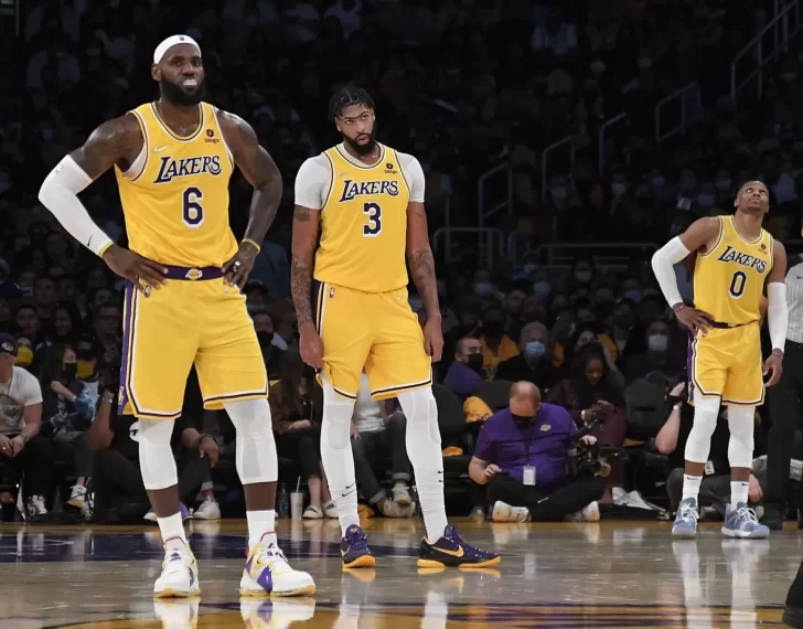 ¡La vergüenza de la década! Lakers queda fuera de playoffs