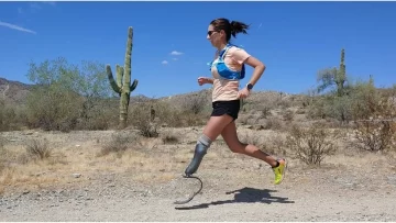 Atleta con una pierna amputada completa hazaña en maratones