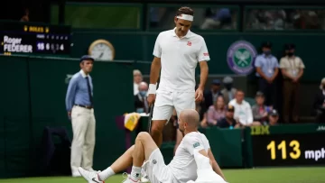 Roger Federer se salva en su estreno en Wimbledon