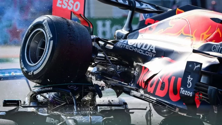 Más polémica en la Fórmula 1: sanción a Verstappen tras choque con Hamilton