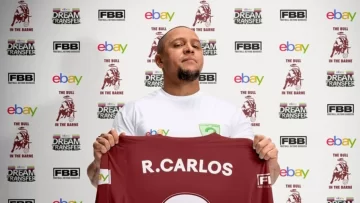Insólito: Roberto Carlos volvió al fútbol pero su equipo lo puso de suplente