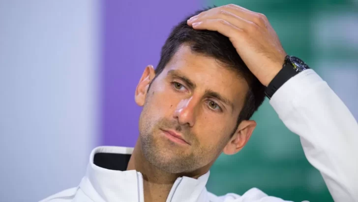 A pesar de estar entrenando, se complica la situación de Djokovic en Australia