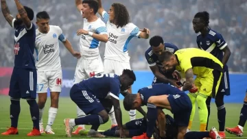 Susto en la Ligue 1: jugador se desvanece en pleno juego