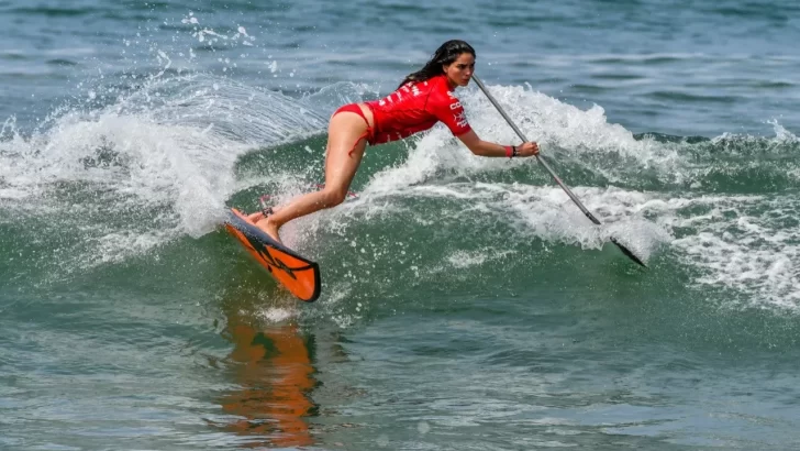 Dominicanos domando olas en los Juegos Panamericanos de Surf 2022