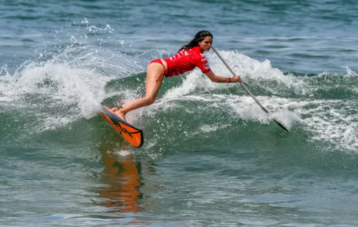 Dominicanos domando olas en los Juegos Panamericanos de Surf 2022