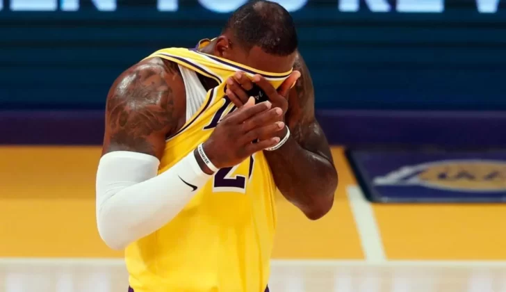 LeBron James dio positivo de coronavirus y vuelve a ser baja en Lakers