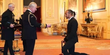 Hamilton recibió el título de "caballero" por el príncipe Carlos