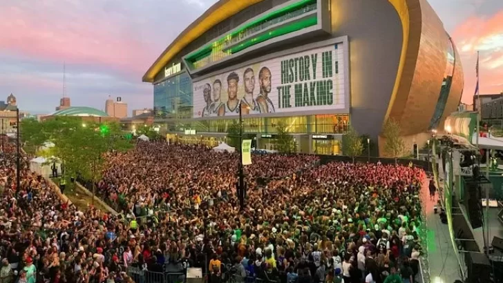 65000 fanáticos esperan afuera del Estadio de los Bucks antes del Juego 6