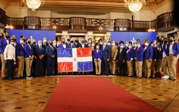 Presidente Abinader entregó la Bandera a delegación que viaja a Tokio