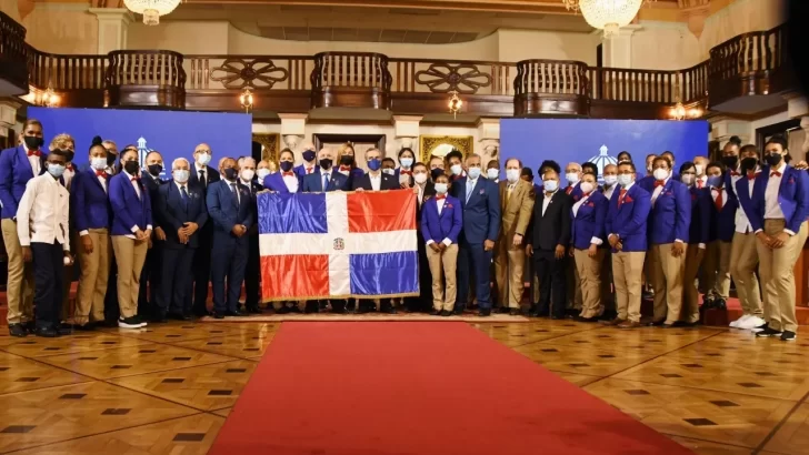 Presidente Abinader entregó la Bandera a delegación que viaja a Tokio