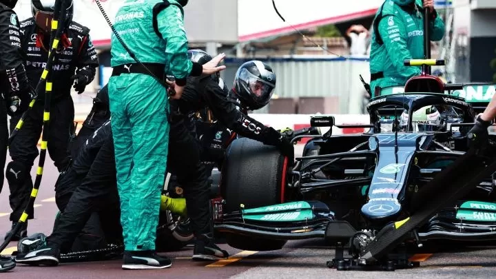 Mercedes: maquinaria pesada para sacar la tuerca de Bottas
