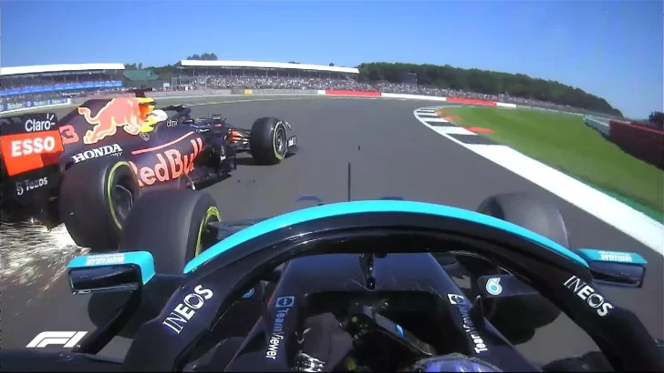 Tremendo accidente de Max Verstappen por el toque de Lewis Hamilton
