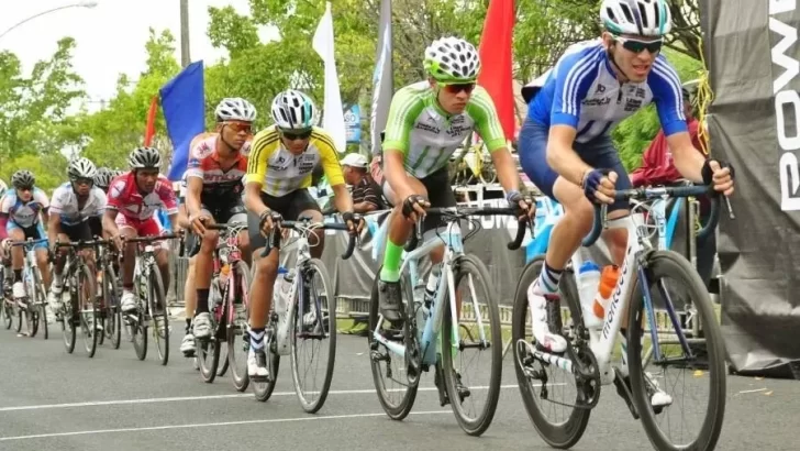 Ciclistas se preparan para participar en el Punta Cana Grand Prix
