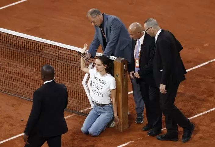 Manifestante medioambientalista invade partido de Roland Garros