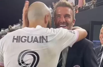 David Beckham presiona a Gonzalo Higuain