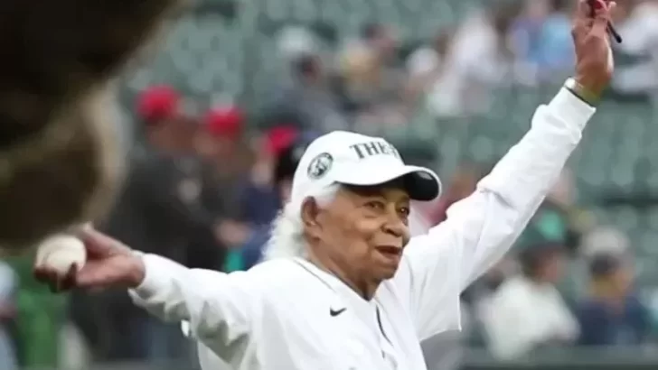 Mujer de 101 años hizo el primer pitcheo en juego de Las Mayores