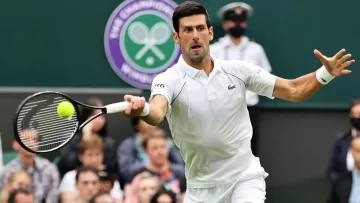 Novak Djokovic pierde un set pero se estrena con triunfo