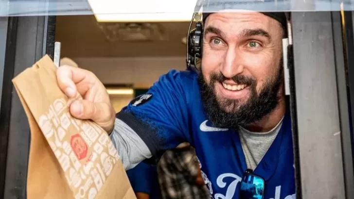 Lanzadores de los Dodgers sorprenden a clientes en local de comida rápida