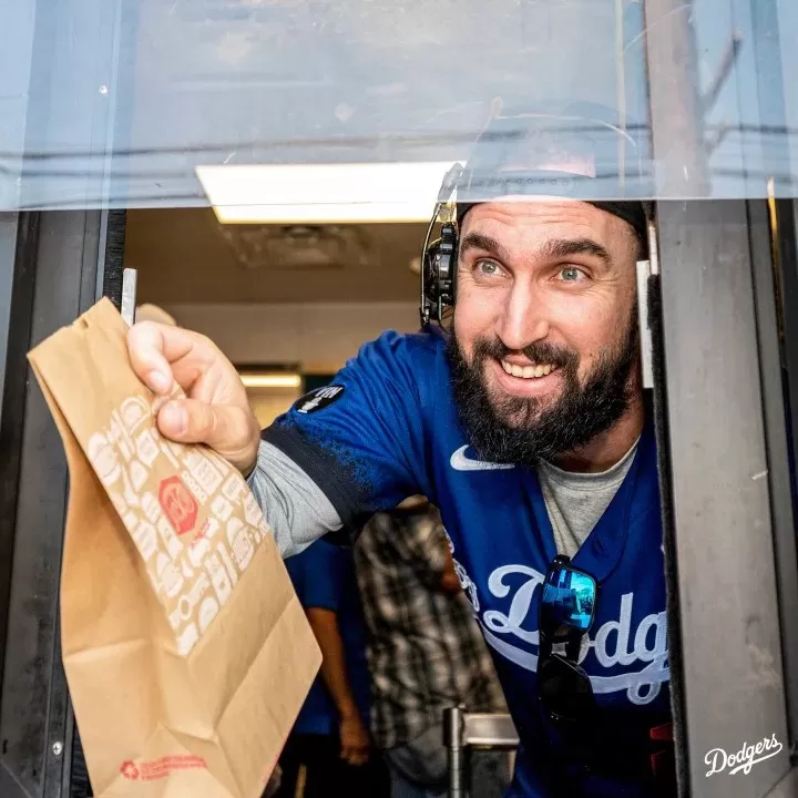 Lanzadores de los Dodgers sorprenden a clientes en local de comida rápida