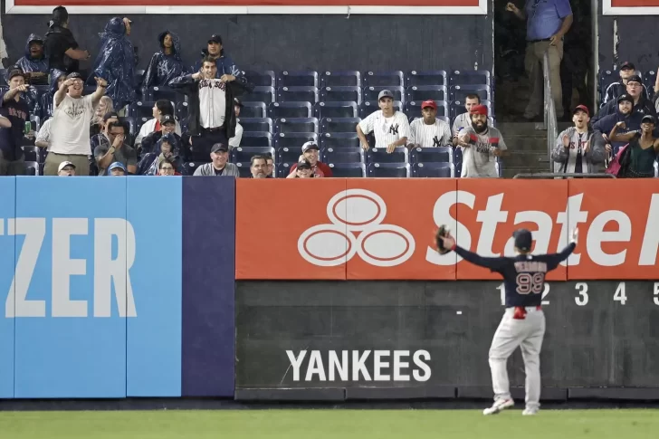 Fanático de los Yankees le lanza pelota en la espalda a Alex Verdugo