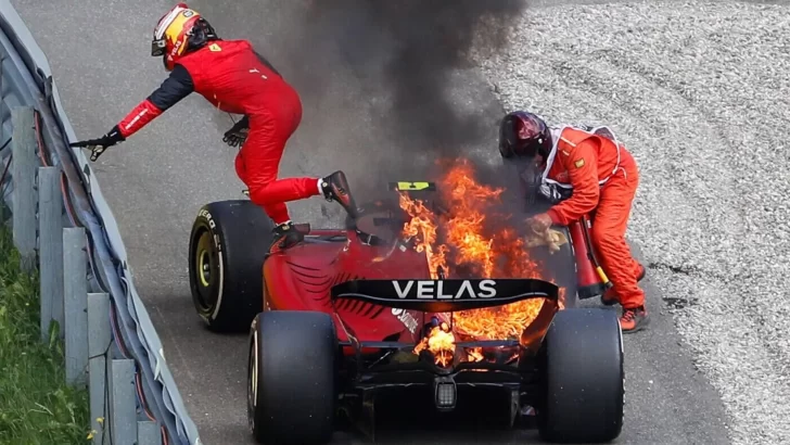 Carlos Sainz logra escapar de su Ferrari en llamas
