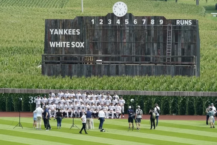 Jugadores de Yankees y Medias Blancas asombrados en Field of Dreams