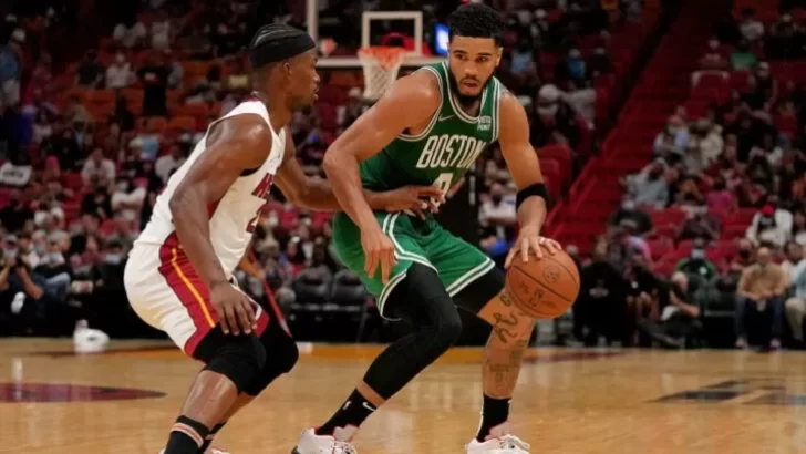 Tablas en el este: Tatum se agigantó y los Celtics aplastaron al Heat