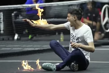 ¡De locos! Manifestante se quemó un brazo antes del último juego de Roger Federer