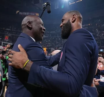 Momento único entre Michael Jordan y LeBron James
