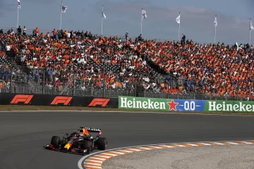 Verstappen logra la pole position ante su gente, Hamilton segundo