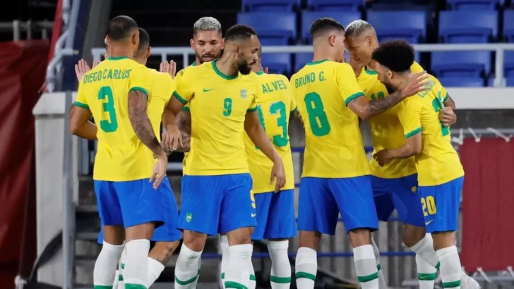 Brasil gana a Alemania y Argentina cae el debut del fútbol