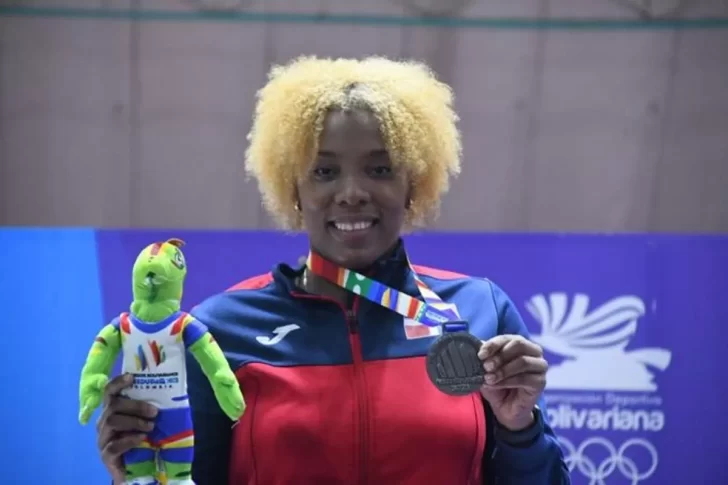 Heyddys Valentin otorga primera medalla a Dominicana