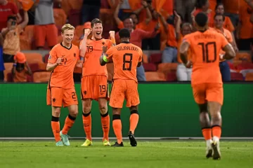 Holanda venció 3-2 a Ucrania en los minutos finales