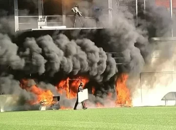 El increíble incendio en el estadio donde jugaban Andorra vs Inglaterra