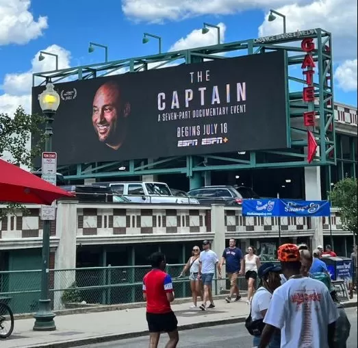 Una valla gigante de Derek Jeter en Fenway Park enfurece a fanáticos de Boston