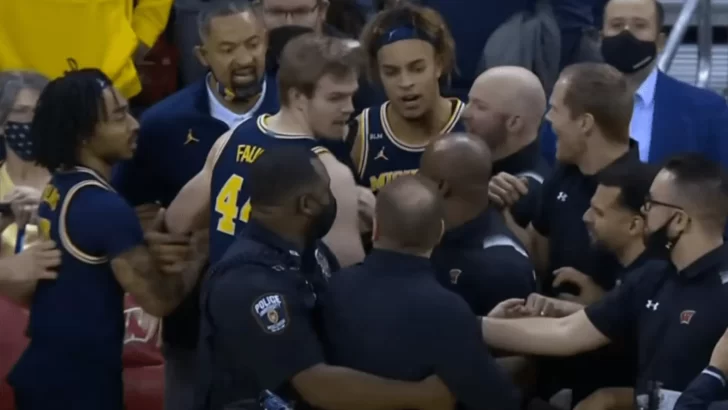 Batalla campal en un juego de baloncesto universitario con un campeón de la NBA como protagonista