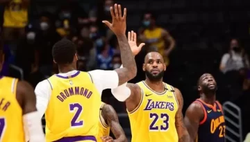 Lakers vencen a Warriors con un triple de LeBron