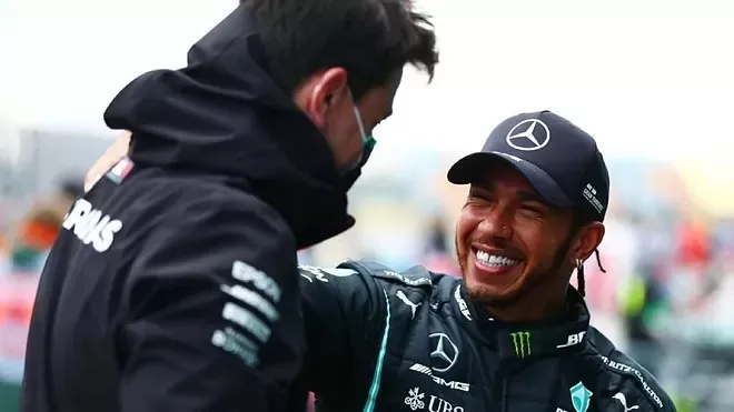 ¿Se detuvo la negociación entre Mercedes y Hamilton?