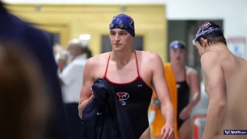 Equipo femenino de natación en EEUU pide sacar de competencia a mujer trans