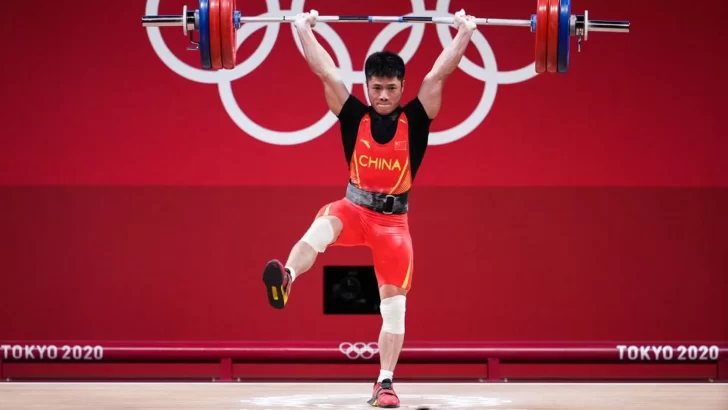 ¡De locura! Un pesista chino levantó 166 kilos en una sola pierna