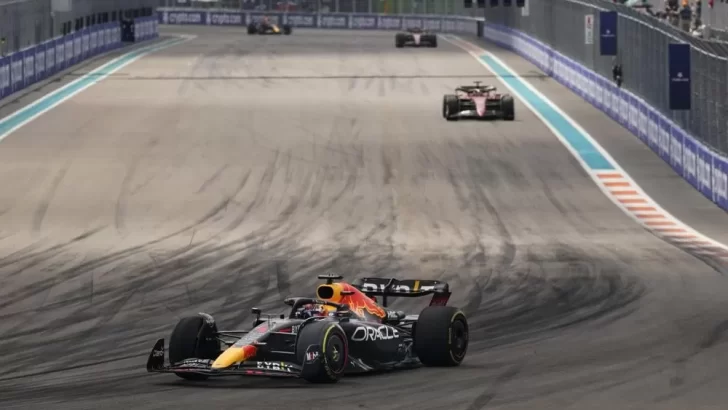 Verstappen sorprende a Leclerc en el sol de Miami
