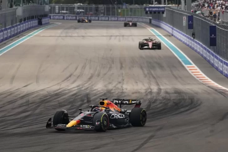 Verstappen sorprende a Leclerc en el sol de Miami