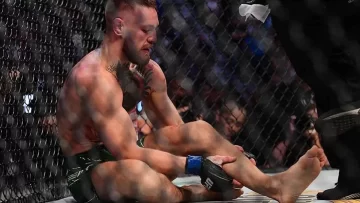 McGregor sufre terrible lesión en el tobillo y pierde pelea ante Poirier