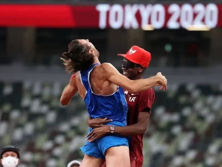 ¡Historia! Dos atletas comparten medalla de oro en JJOO por primera vez en más de un siglo