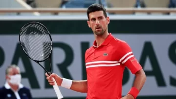 Djokovic se estrenó con triunfo en una noche histórica en Roland Garros