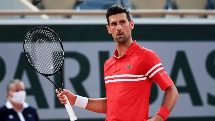 Djokovic se estrenó con triunfo en una noche histórica en Roland Garros
