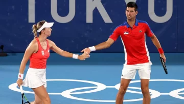 Djokovic llega a cuartos de final en singles; gana en dobles mixtos con Stojanovic