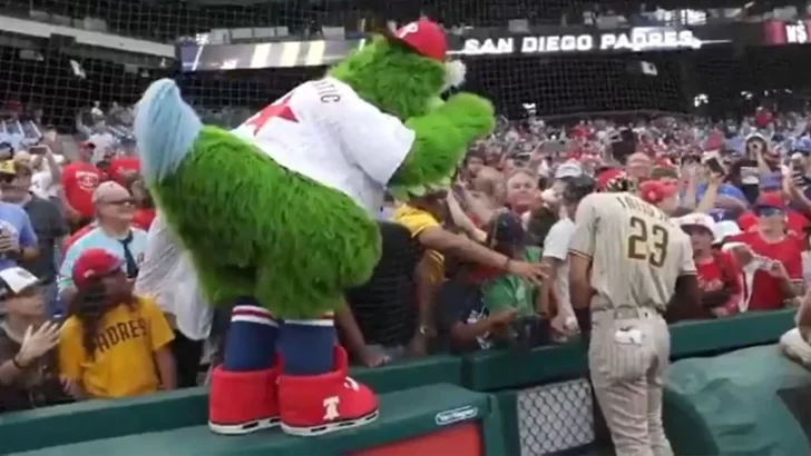 La mascota de los Phillies se sintió "celosa" por Fernando Tatis Jr; VIDEO