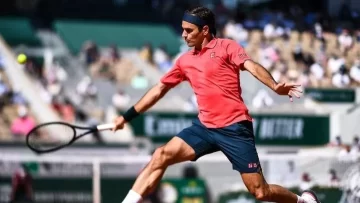 Federer ganó en su regreso a Roland Garros